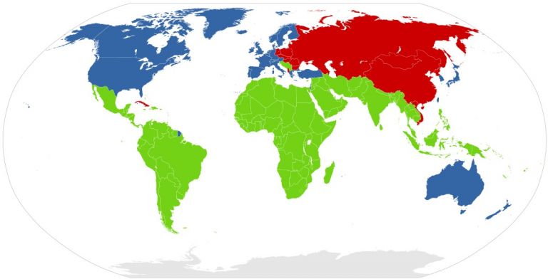 modrou barvou jsou vyznačeny tzv. první země světa, červenou druhé země světa a zelenou třetí země světa