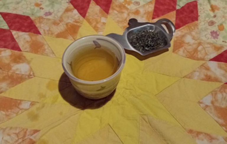 Jasmínový čaj (zelený čaj s jasmínovými květy)